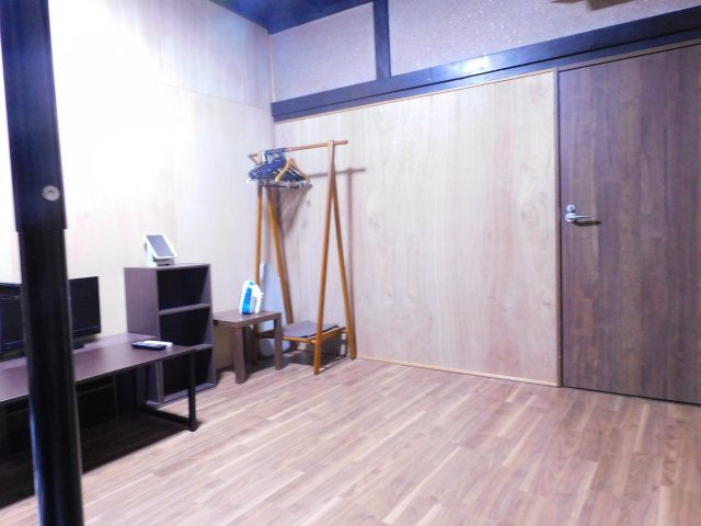 下宿W棟の洋室|専有部分は７畳洋室です。
主な室内備品はTV、エアコン、寝具、テーブル、棚、２段ベッドです。