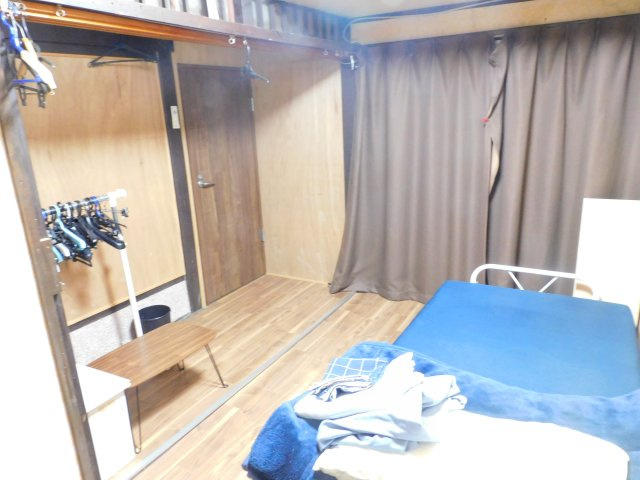 下宿W棟の洋室|専有部分は5.5畳洋室です。
主な室内備品はTV、エアコン、寝具、テーブル、棚、ベッドです。