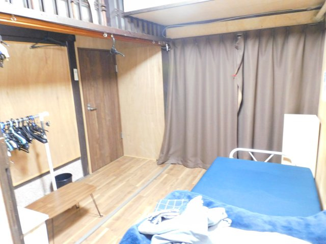 下宿W棟の洋室|専有部分は5.5畳洋室です。
主な室内備品はTV、エアコン、寝具、テーブル、棚、ベッドです。