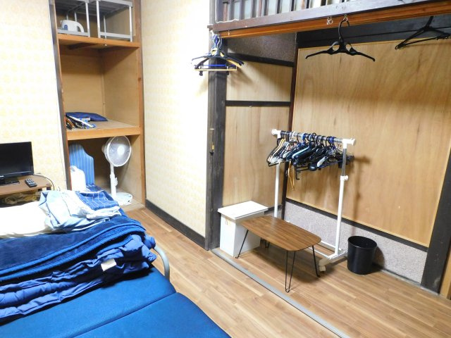 下宿W棟の洋室|専有部分は5.5畳洋室です。
主な室内備品はTV、エアコン、寝具、テーブル、棚、ベッドです。