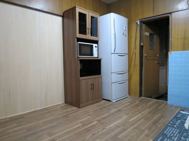 下宿W棟のキッチン|共用キッチンスペースです。
主な共用備品は冷蔵庫、電子レンジです。
隣接する洗濯機置き場に洗濯機とゴミステーションがあります。