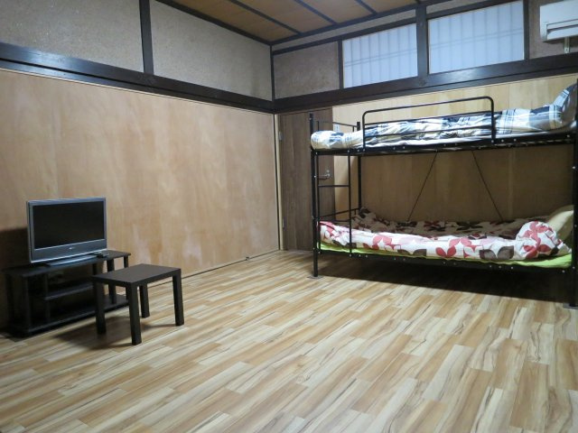 下宿W棟の洋室|専有部分は8.5畳洋室、広めのお部屋なので複数人にお勧めです。
主な室内備品はTV、エアコン、寝具、テーブル、棚、２段ベッドです。