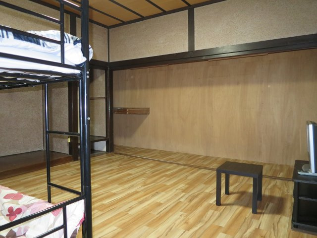 下宿W棟|専有部分は8.5畳洋室、広めのお部屋なので複数人にお勧めです。
主な室内備品はTV、エアコン、寝具、テーブル、棚、２段ベッドです。