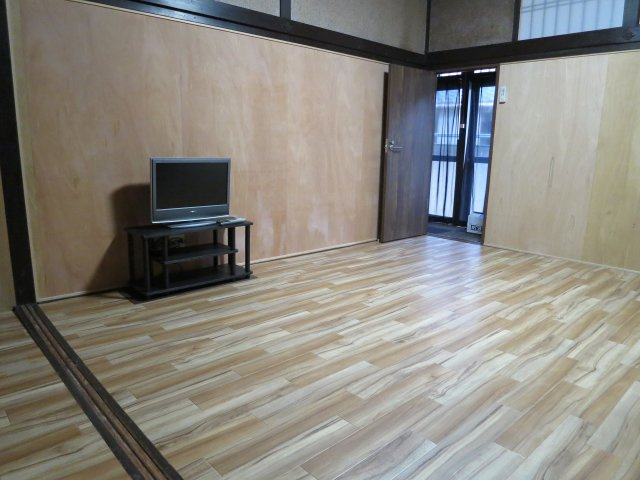下宿W棟|専有部分は8.5畳洋室、広めのお部屋なので複数人にお勧めです。
主な室内備品はTV、エアコン、寝具、テーブル、棚、２段ベッドです。