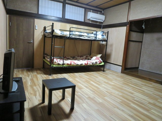 下宿W棟|専有部分は8.5畳洋室、広めのお部屋なので複数人にお勧めです。
主な室内備品はTV、エアコン、寝具、テーブル、棚、２段ベッドです。