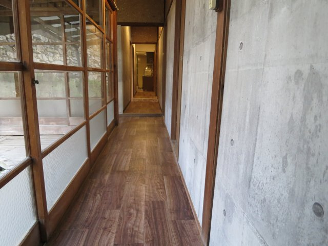 下宿Y棟のその他共用部分|裏庭側の縁側廊下です。