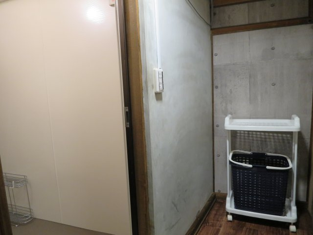 下宿Y棟のその他共用部分|共用浴室に隣接する脱衣所です。