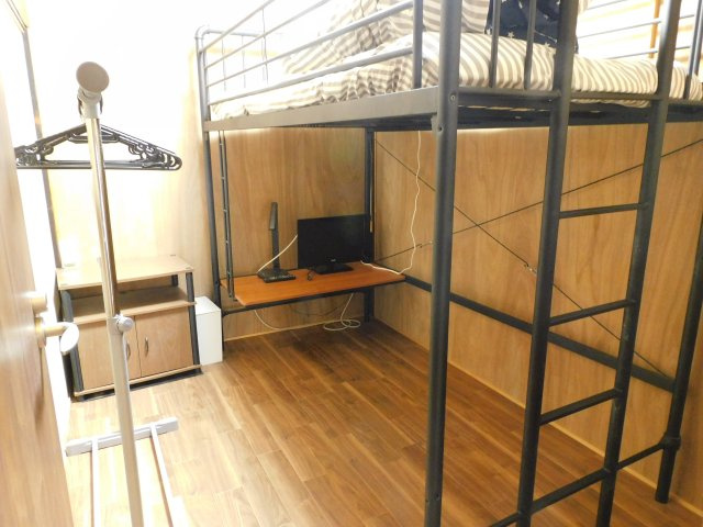 下宿W棟の洋室|専有部分は４.5畳洋室です。
主な室内備品はTV、エアコン、寝具、テーブル、棚、ロフトベッドです。