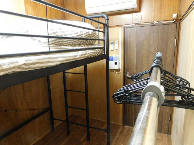 下宿W棟の洋室|専有部分は４.5畳洋室です。
主な室内備品はTV、エアコン、寝具、テーブル、棚、ロフトベッドです。