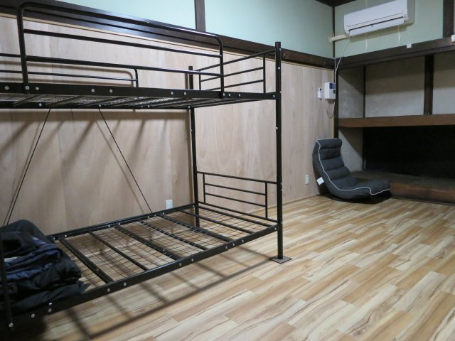下宿W棟の洋室|専有部分は約７畳洋室です。
主な室内備品はTV、エアコン、寝具、テーブル、棚、２段ベッドです。