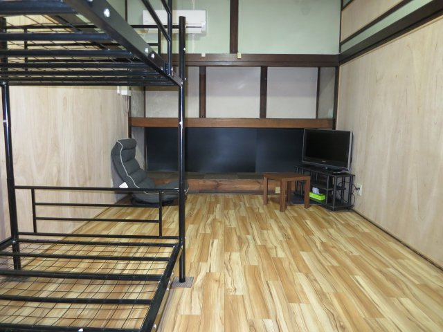下宿W棟の洋室|専有部分は約７畳洋室です。
主な室内備品はTV、エアコン、寝具、テーブル、棚、２段ベッドです。