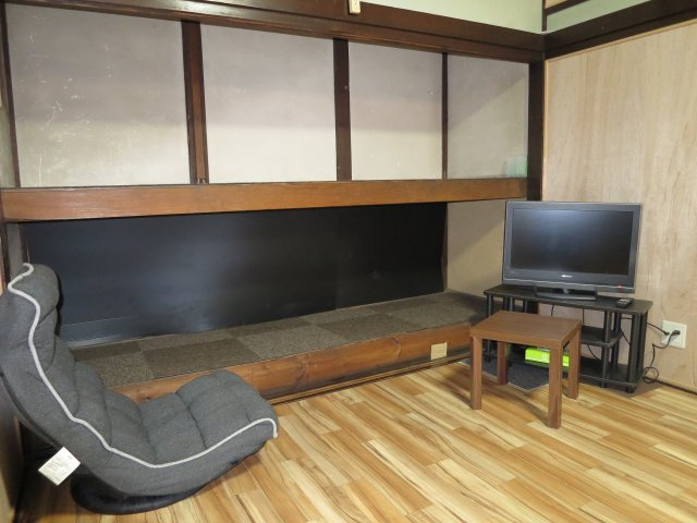 下宿W棟の洋室|専有部分は約７畳洋室です。
主な室内備品はTV、エアコン、寝具、テーブル、棚、２段ベッドです。