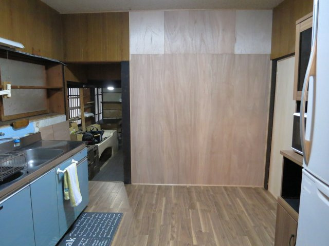 下宿W棟のキッチン|共用キッチンスペースです。
主な共用備品は冷蔵庫、電子レンジです。
隣接する洗濯機置き場に洗濯機とゴミステーションがあります。