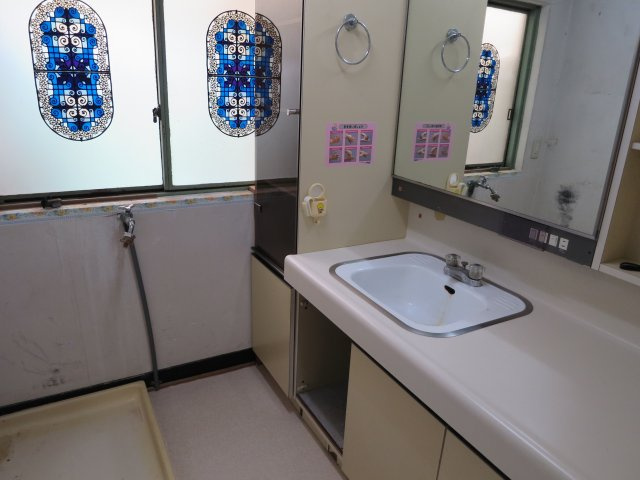 X棟の洗面所|２Fの共用洗面所です。
共用洗濯機があります。
