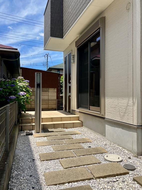 中町戸建のエントランス|ゆとりのあるエントランスです
