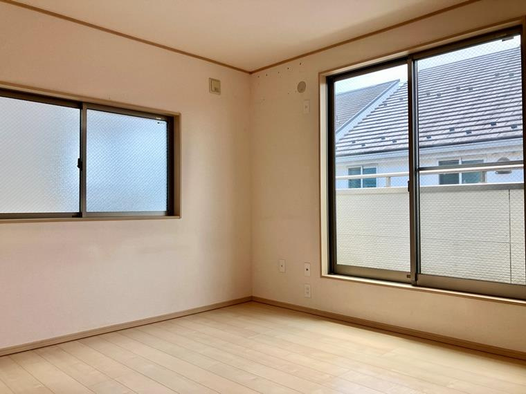 中町戸建の寝室|開放的な寝室です