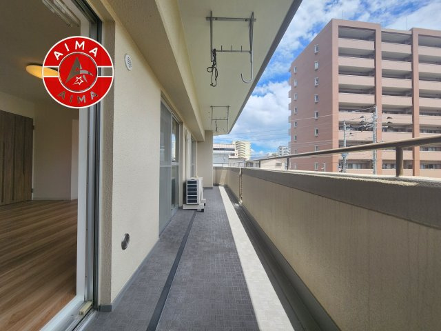 シテイライフ吉塚のバルコニー|開放感があり、遮るものもなく気持ちのいい景色が広がります。お部屋にも爽やかな風と暖かく柔らかな日差しが差し込み、毎日の暮らしを豊かに彩ります。