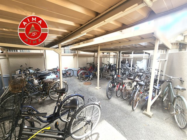 シテイライフ吉塚の駐輪場|屋根付きの駐輪場なので雨の日でも安心です。