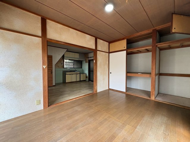 錦織南2丁目戸建の洋室