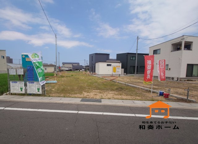 クレイドルガーデン高松市上林町第２◇耐震等級３取得の地震に強いオール電化住宅です！の前面道路含む現地写真|前面道路が広いので、大きな車でも運転しやすく、車庫入れも余裕を持ってできるのが魅力的なお家です。