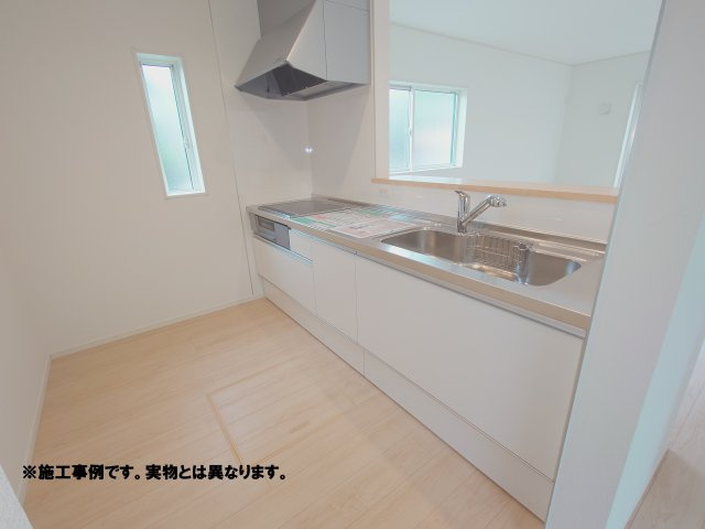 クレイドルガーデン高松市上林町第２◇耐震等級３取得の地震に強いオール電化住宅です！のキッチン|完成予想図
お子様がリビングで遊んでいても、調理しながら様子を確認できるので大きな安心を得られる対面式キッチンです。
キッチンとダイニングが近くなり、配膳や片付けの動線が短くなり便利です。