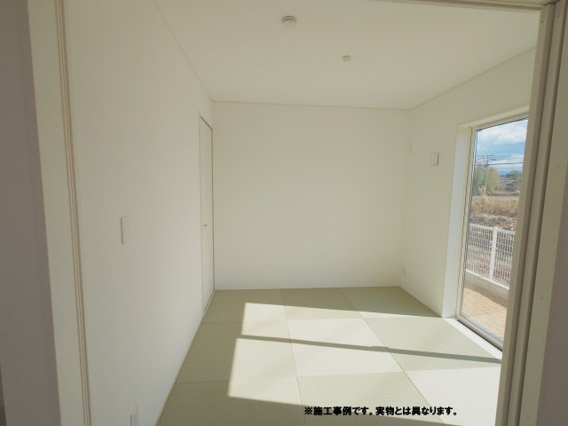 クレイドルガーデン高松市上林町第２◇耐震等級３取得の地震に強いオール電化住宅です！の和室|完成予想図
リビングと隣接した和室は、ふすまや引き戸でつなげたり仕切ったりできるので、生活スタイルに合わせて柔軟に使えます。