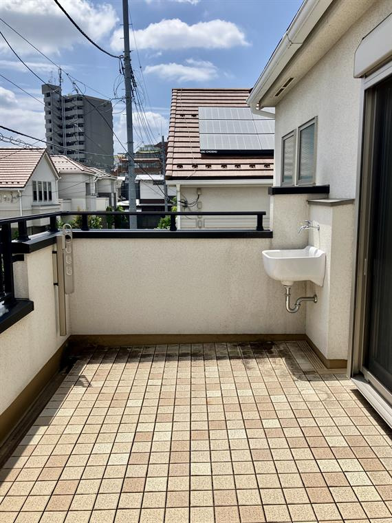下石神井戸建のバルコニー|バルコニーからの眺めを楽しみながら食事をしませんか
