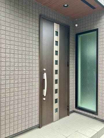 南田中戸建のエントランス|ゆとりのあるエントランスです