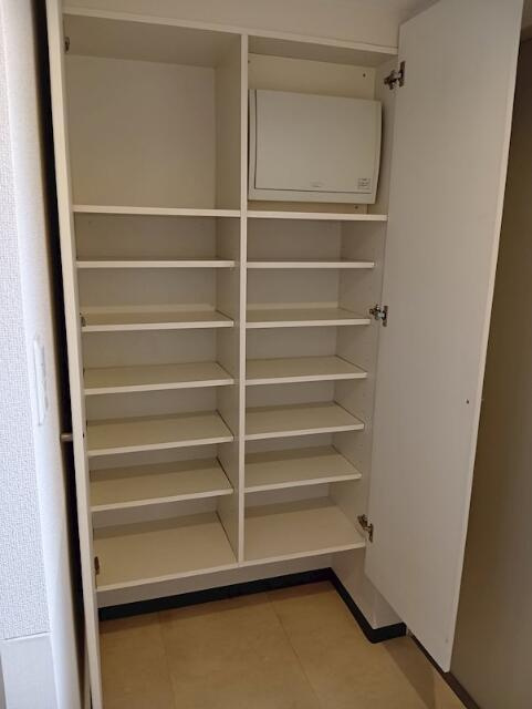 メゾンシンテイⅠのその他|玄関横　シューズボックス
