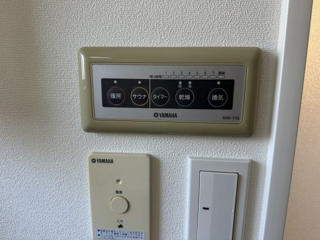 明石市東野町の冷暖房・空調設備|【浴室乾燥機】
暖房機能付きのため、冷え込む日も快適に入浴いただけます。発汗作用、美肌効果が期待できるサウナ機能も備わっています。