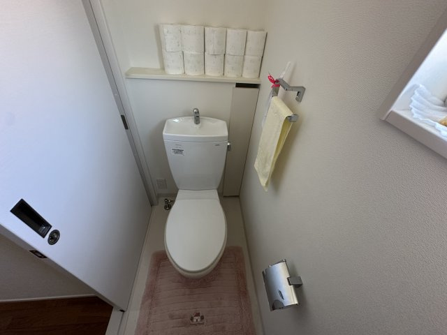 明石市東野町のトイレ|【2階トイレ】
窓があり自然換気がスムーズに行えます。