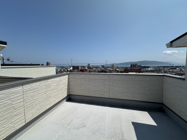 明石市東野町のバルコニー|【屋上バルコニー】
屋上にバルコニーが設けられています。洗濯物がよく乾きそうです。テーブルと椅子を置いて読書をしたり、夜空を眺めたり、プライベート時間も充実しそうです。