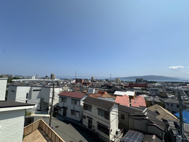 明石市東野町の展望|【屋上バルコニーからの眺望】
天気の良い日は明石海峡大橋を望むことができます。自然溢れる美しい景色をお楽しみいただけます。