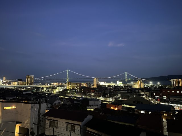 明石市東野町の展望|【屋上バルコニーからの眺望】
夜はライトアップされた「明石海峡大橋」を望むことができます。時間帯によって変化する眺望をご堪能いただけます。在宅ワークや家事の合間に外気に触れてリフレッシュできそうです。