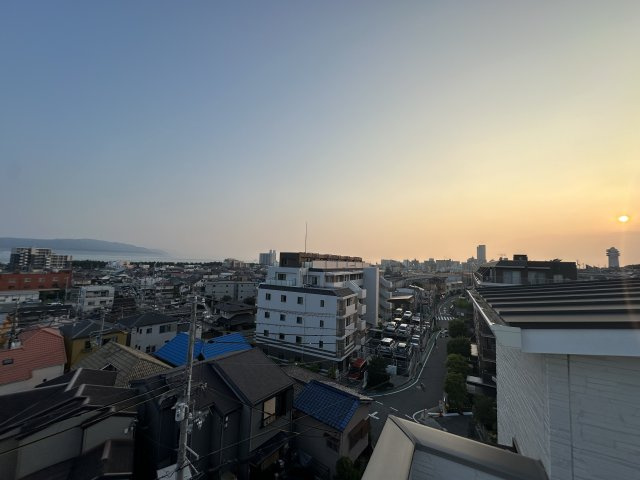 明石市東野町の展望|【屋上バルコニーからの眺望】
山陽電鉄本線「大蔵谷」駅まで徒歩3分、JR山陽本線「明石」駅まで徒歩21分。コンビニやスーパー、小学校が徒歩10分圏内に揃っており、子育て世帯にもおすすめの立地です。