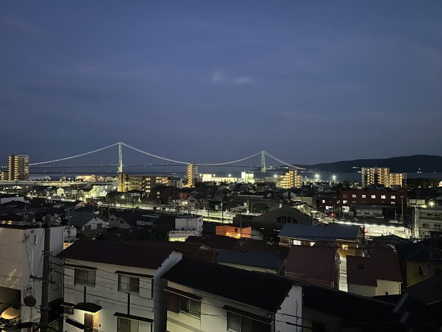 明石市東野町の展望|【屋上バルコニーからの眺望】
明石海峡大橋を望む、開放感あふれるロケーション。屋上バルコニーは、ライフスタイルに合わせて多彩にご活用可能！暮らしの楽しみが広がります。