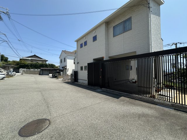 明石市東野町の前面道路含む現地写真|【前面通路含む現地写真】
駐車スペースにはカーゲートが設置されており、防犯性に配慮されています。