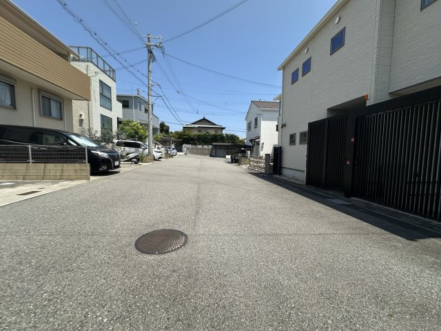 明石市東野町の前面道路含む現地写真|【前面通路含む現地写真】
物件は北側の分譲地内通路のほか、南側・幅員約7.6mの公道に接道しています。