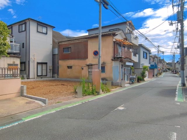 富士見市水谷東３丁目の新築一戸建の前面道路含む現地写真|南側の前面道路は約6mあり、陽当り良好です。