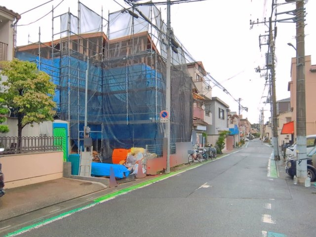 富士見市水谷東３丁目の新築一戸建の前面道路含む現地写真|南側の前面道路は約6mあり、陽当り良好です。