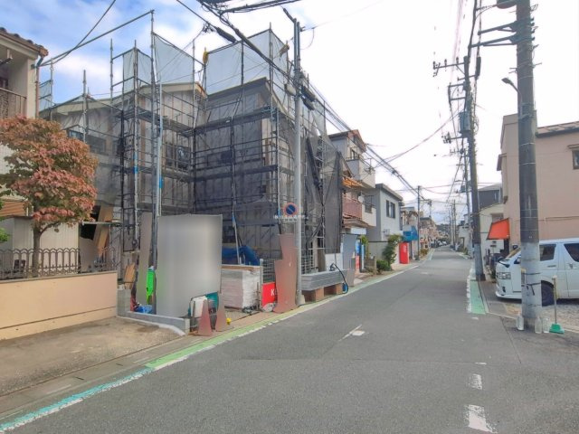 富士見市水谷東３丁目の新築一戸建の前面道路含む現地写真|南側の前面道路は約6mあり、陽当り良好です。