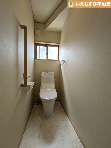 熊谷市上江袋　中古戸建のトイレ|シンプルで清潔感のあるトイレ
窓付きで明るく、お掃除しやすいシンプルな空間♪