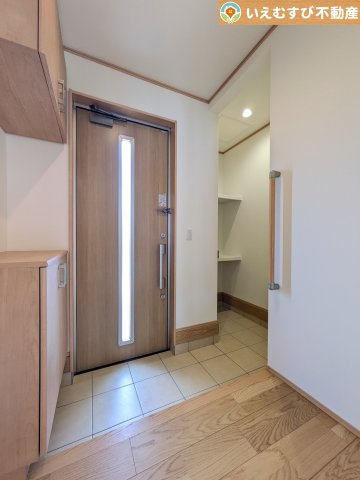 熊谷市上江袋　中古戸建の玄関|大容量のシューズボックス、便利な土間収納付き
収納力のある土間収納付きなのでベビーカーやお子様の遊び道具なども置いておけます♪