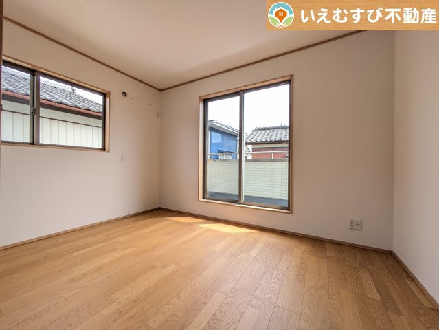 熊谷市上江袋　中古戸建の洋室|2面採光で明るい居室
たっぷりの採光で自然光の差し込む明るいお部屋！新生活を想像すると楽しみが増しますね♪