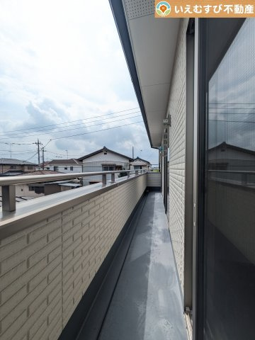 熊谷市上江袋　中古戸建のバルコニー|南バルコニーで毎日のお洗濯もラクラク快適
しっかり太陽の光が降り注ぐ南向きなのでお洗濯物が乾きやすい♪