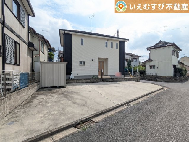 熊谷市上江袋　中古戸建の駐車場|並列3台駐車可能なゆとりのカースペース
複数台車をお持ちでも、お友達が遊びに来てもゆとりの駐車スペース！