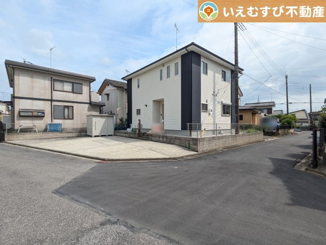 熊谷市上江袋　中古戸建の前面道路含む現地写真|角地で開放的
ゆとりの広さの前面道路でお車の出し入れ楽々♪北西角地で日当り良好！