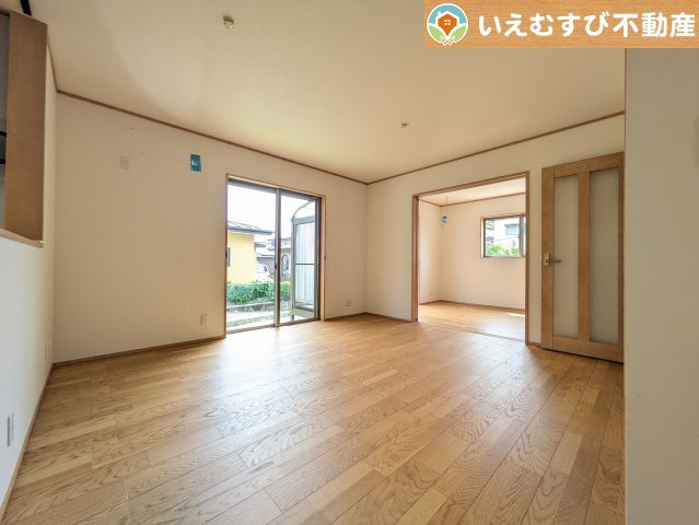 熊谷市上江袋　中古戸建の居間・リビング|ナチュラルな色合いで落ち着いた印象のリビングダイニング
ぬくもりのあるナチュラルな空間。グリーンを飾っても相性が良さそうですね♪