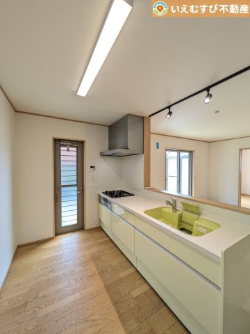 熊谷市上江袋　中古戸建のキッチン|対面キッチンでリビングを見渡せる
お子様の遊んでいる様子や宿題をしている様子など見守りながらお料理が作れますね♪