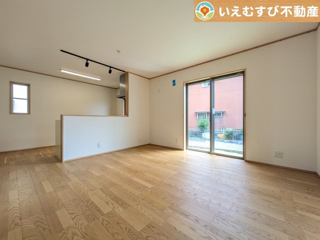 熊谷市上江袋　中古戸建の居間・リビング|開放感と家族との距離感にこだわったＬＤＫ
採光たっぷりのリビングで休日には家族みんなでくつろげそうですね♪